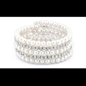 👀50% OFF👀NWOT💕 Faux Pearl and Swarovski Crystal bracelet